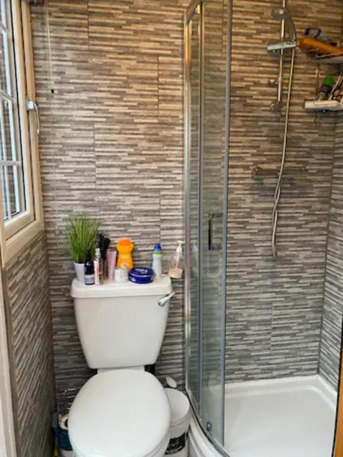 Specious Room In Northolt Northolt  Ngoại thất bức ảnh