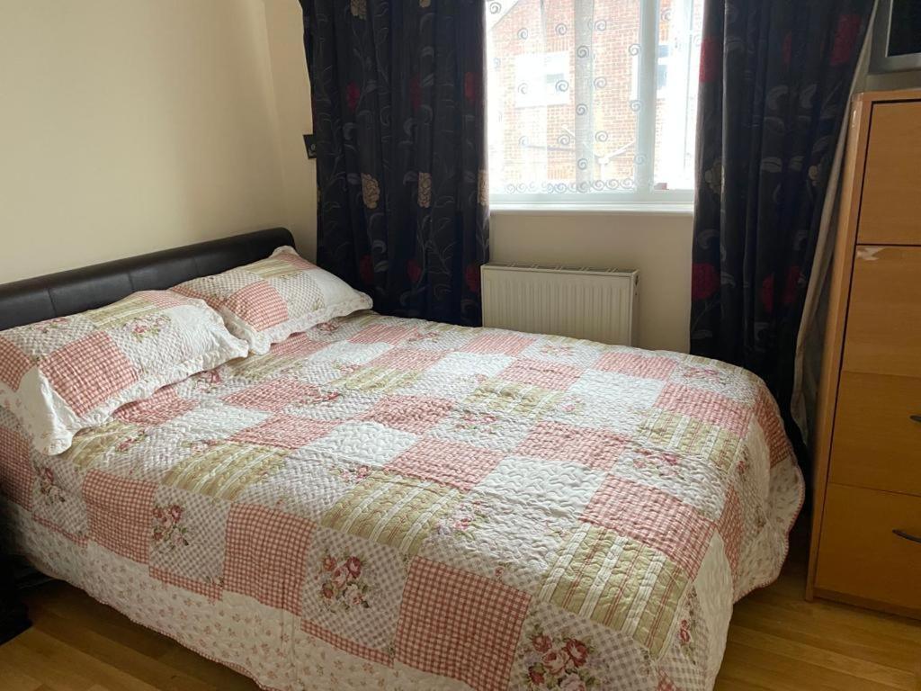 Specious Room In Northolt Northolt  Ngoại thất bức ảnh