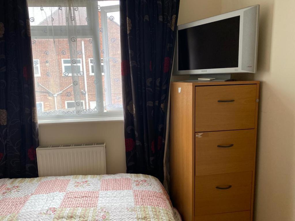 Specious Room In Northolt Northolt  Ngoại thất bức ảnh