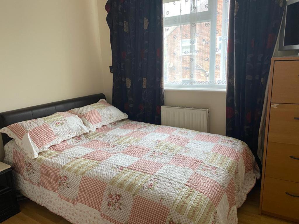 Specious Room In Northolt Northolt  Ngoại thất bức ảnh